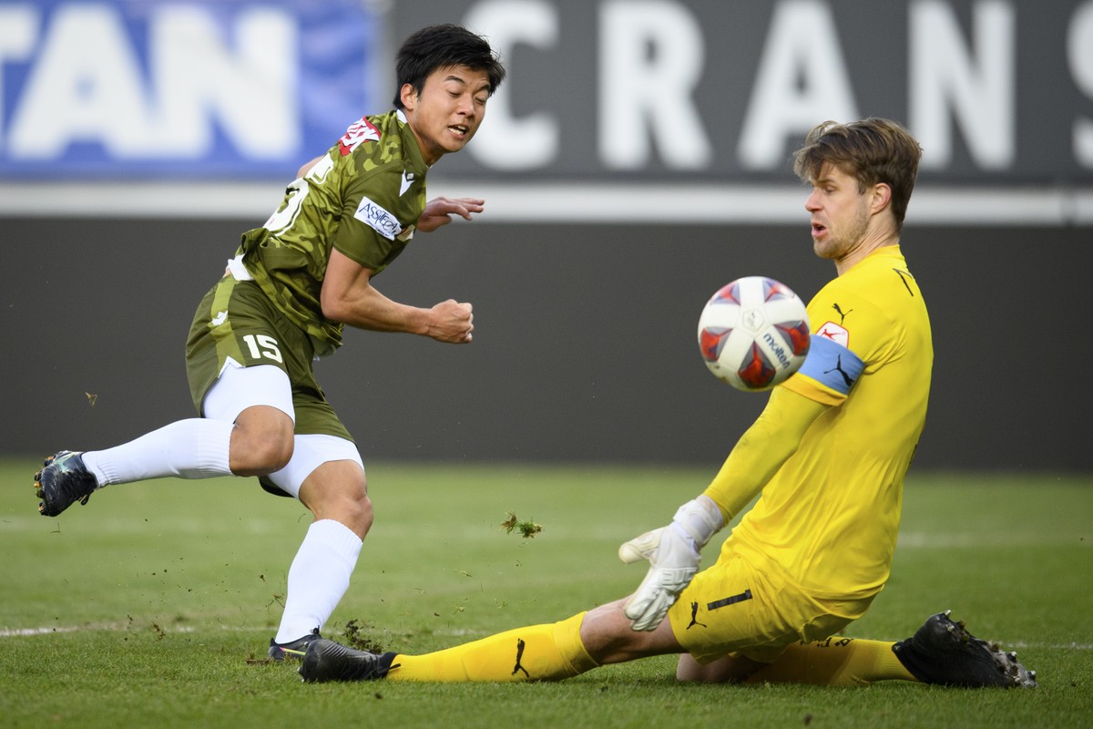 L'attaquant valaisan Yamato Wakatsuki, gauche, lutte pour le ballon avec le gardien de Vaduz Benjamin Buechel, droite, lors de la rencontre de football a huis clos de Super League entre FC Sion e ...