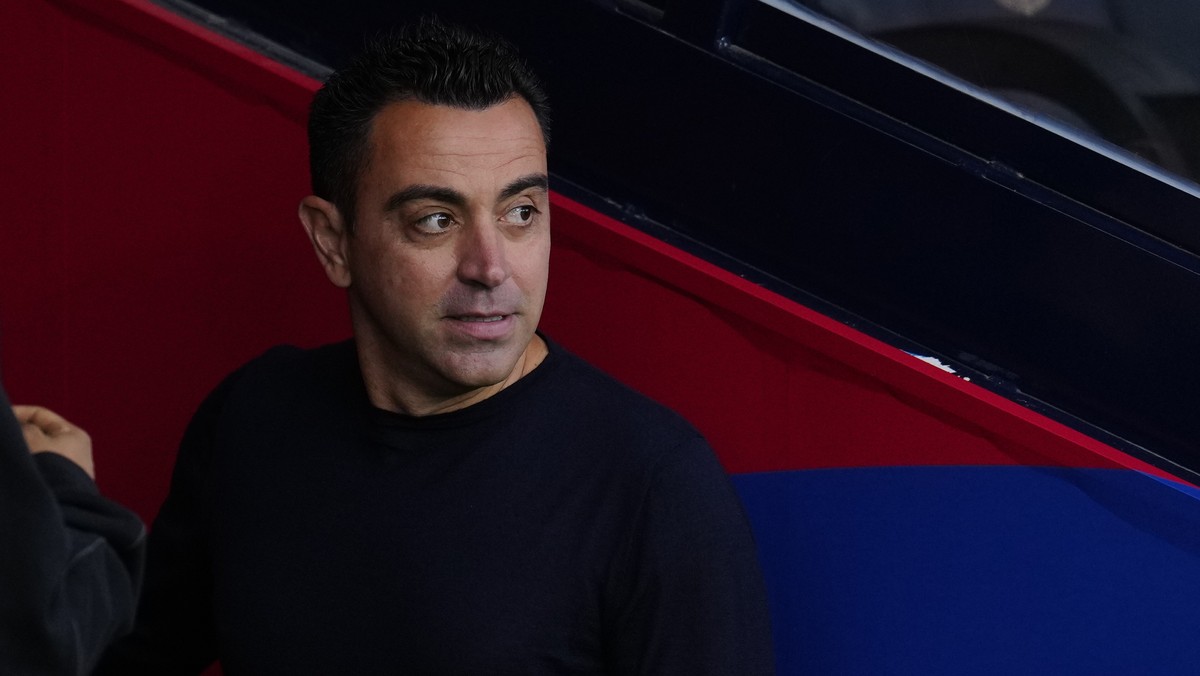 epa11353645 FC Barcelona coach Xavi Hernandez looks on during the LaLiga match FC Barcelona vs Rayo Vallecano, in Barcelona, Spain, 19 May 2024. EPA/ENRIC FONTCUBERTA