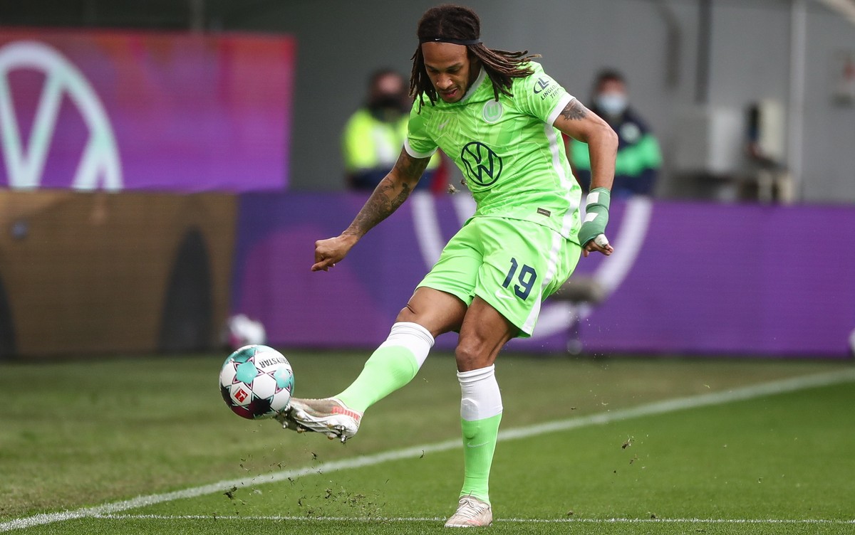 epa09219966 Wolfsburg's Kevin Mbabu in action during the German Bundesliga soccer match between VfL Wolfsburg and FSV Mainz 05 in Wolfsburg, Germany, 22 May 2021. EPA/FILIP SINGER / POOL CONDITIO ...