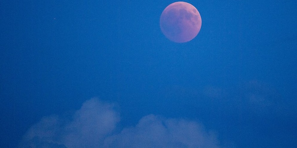 Der Vollmond ist immer am Nachthimmel zu sehen.