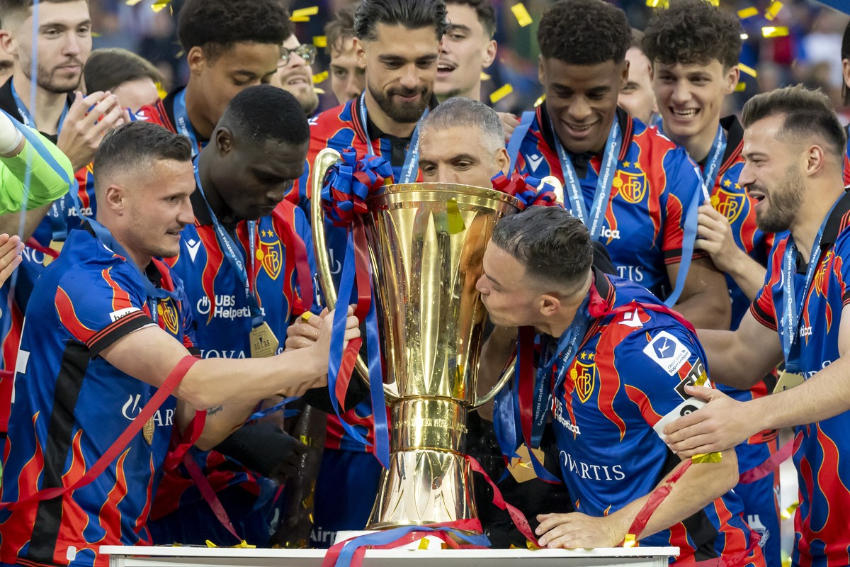Die Mannschaft des FC Basel 1893 feiert mit dem Pokal fuer den Meistertitel, im Stadion St. Jakob-Park in Basel, am Samstag, 24. Mai 2025. (KEYSTONE/Georgios Kefalas)