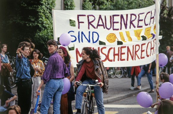 Am Schweizer Frauenstreik vom 14. Juni 1991 beteiligen sich Hunderttausende von Frauen landesweit an Streik- und Protestaktionen. Im Bild: Eine Gruppe von Frauen auf dem Helvetiaplatz in Zürich.