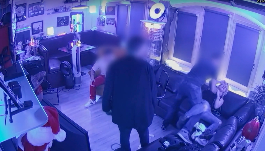 Fabienne W. wird in der Wohnung des Anwalts von einem der Männer gewürgt und anschliessend brutal verprügelt.