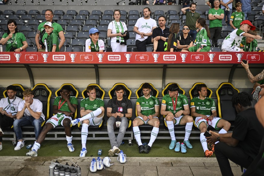 Die St. Galler nach dem Schweizer Fussball Cup Final zwischen dem FC Lugano und dem FC St. Gallen, am Sonntag, 15. Mai 2022, im Stadion Wankdorf in Bern. (KEYSTONE/Gian Ehrenzeller)