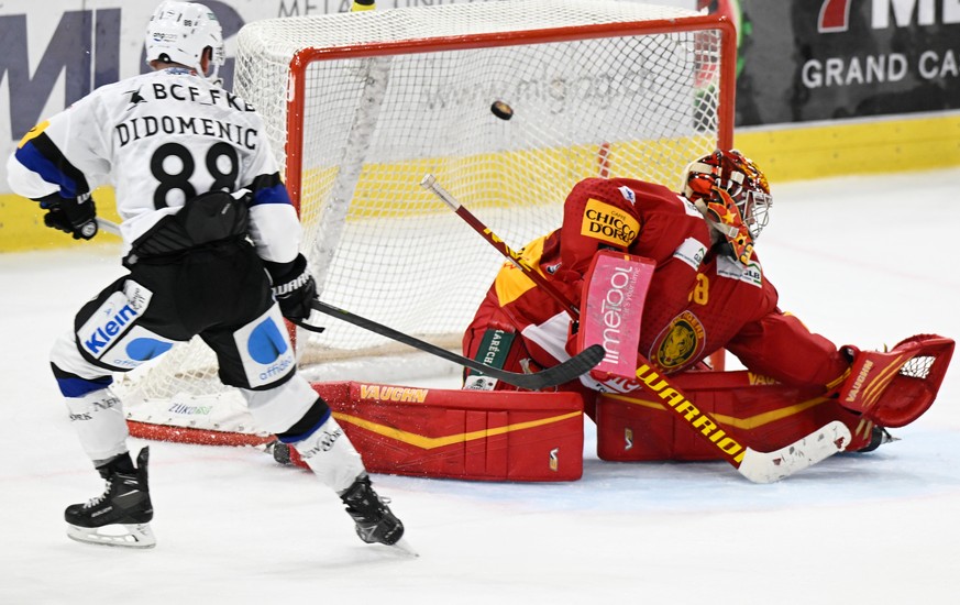 Tigers Goalie Stephane Charlin, geschlagen von Fribourgs Christopher Didomenico, links, zum 1:2 beim Eishockey-Qualifikationsspiel der National League zwischen den SCL Tigers und dem HC Fribourg-Gotte ...