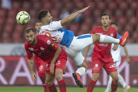 Winterthurs Granit Lekaj, unten, gegen Grasshopper Nassim Ben Khalifa beim Fussballspiel der Challenge League Grasshopper Club Zuerich gegen den FC Winterthur im Stadion Letzigrund in Zuerich am Freit ...