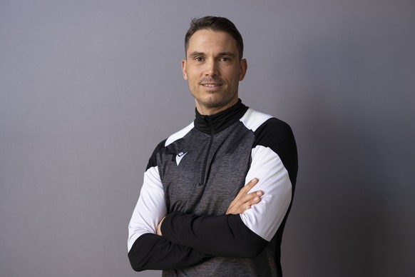 Schiedsrichter Sandro Schaerer posiert fuer den Fotografen beim Media Day der Schiedsrichter, am Sitz des Schweizerischen Fussballverbands (SFV) am Dienstag, 21. April 2026, in Muri bei Bern. Die FIFA ...