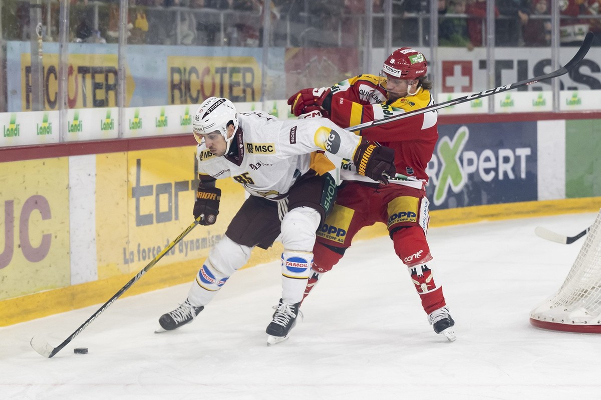 der Genfer Spieler Marco Miranda, links, und der Bieler Spieler Jesper Olofsson, rechts, kaempfen um den Puck, beim Eishockey Meisterschaftsspiel der National League zwischen dem EHC Biel und dem Gene ...