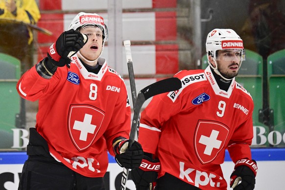 epa12945030 Switzerland's Simon Knak (L) celebrates with Damien Riat after scoring the 1-0 goal during the Beijer Hockey Games match between Switzerland and Czechia at Catena Arena in Angelholm,  ...