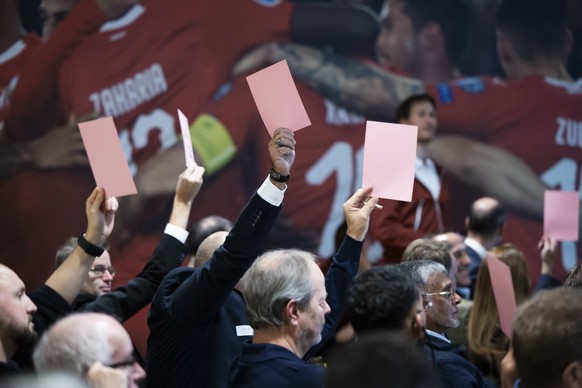 Delegierte halten ihre Stimmkarte hoch, bei der Abstimmung um Olympische und Paralympische Winterspiele &quot;Switzerland 203x&quot; bei der 27. Versammlung des Sportparlaments von Swiss Olympic, am F ...