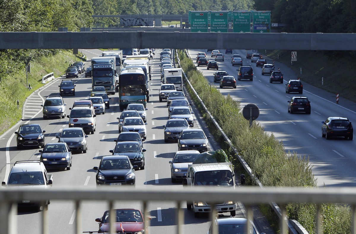 Autobahnen, die durch vorstädtisches Gebiet führen, sollen weitgehend bis flächendeckend überdacht werden. So wie ein kurzes Stück des Zürcher Nordrings etwa auch das Stück zwischen Bern-Forsthaus und ...