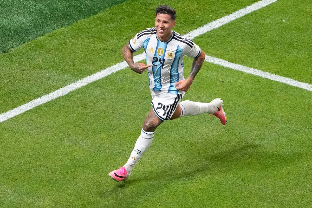 Argentina's Enzo Fernandez (24) celebrates after scoring the thrid goalduring the World Cup round of 16 soccer match between Argentina and Egypt in Atlanta, Tuesday, July 7, 2026. (AP Photo/Chris ...