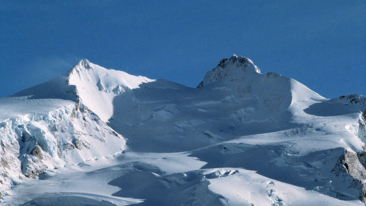 Rettungskr-fte-bergen-zwei-Bergsteiger-an-der-Dufourspitze