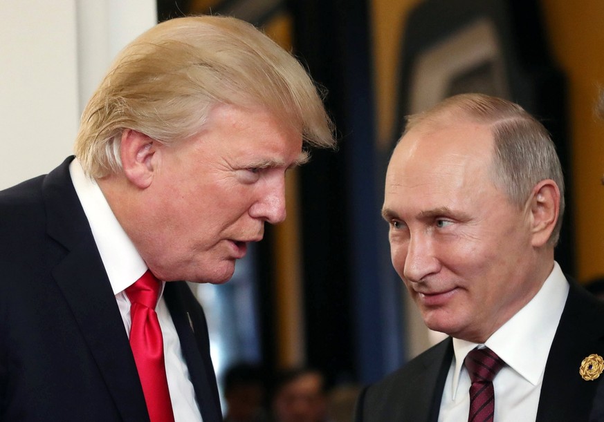 epa06395972 (FILE) - Russian President Vladimir Putin (R) and US President Donald J. Trump (L) talk at the break of a leader&#039;s meeting at the 25th Asia-Pacific Economic Cooperation (APEC) summit  ...