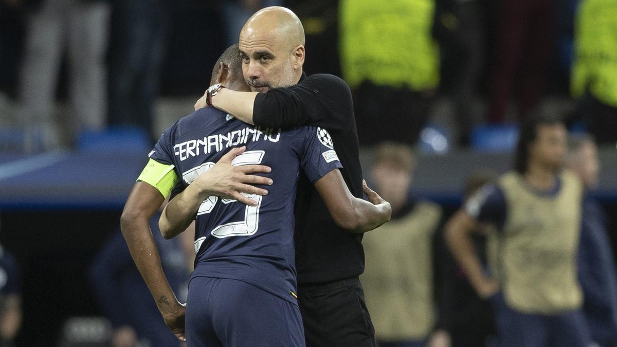 epa09927325 Manchester City's head coach Pep Guardiola (R) and midfielder Fernandinho (L) react following the UEFA Champions League semifinals' second leg soccer match between Real Madrid an ...