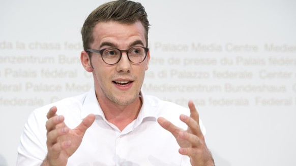 Andri Silberschmidt, Co-Praesident &quot;Komitee gegen Internet-Zensur und digitale Abschottung&quot;, Praesident Jungfreisinnige spricht an der Medienorientierung auf der einreichung Referendum Gelds ...