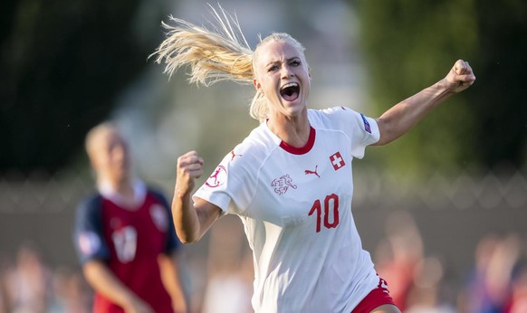 Sportler, Musiker, Politiker und Moderatoren – diese Schweizer Promis haben sich piksen lassen:
Nicht nur Frauen-Nati-Spielerin Alisha Lehmann ist gegen Corona geimpft, ...
