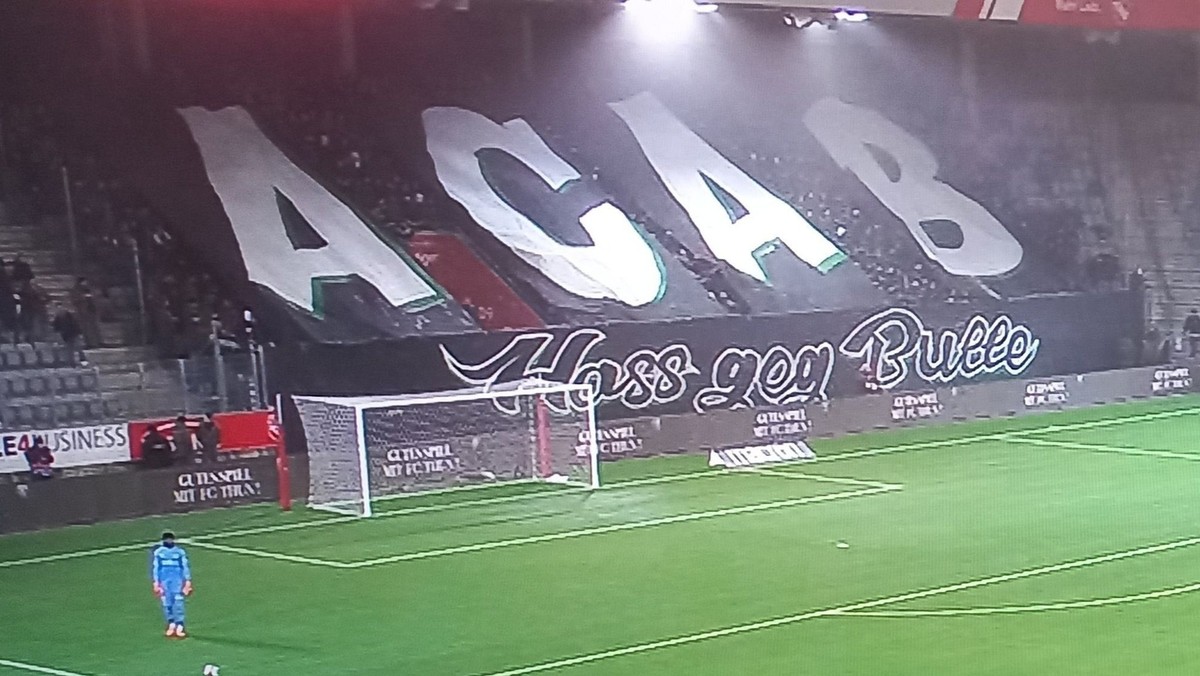 La banderole anti-police déployée par les ultras saint-gallois à Thoune, le 13 décembre.