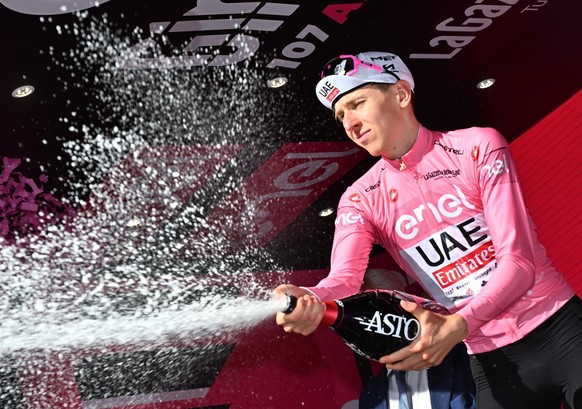 epa11329408 Slovenian rider Tadej Pogacar of UAE Team Emirates celebrates on the podium retaining the overall leader&#039;s pink jersey after the 6th stage of the Giro d&#039;Italia 2024, a cycling ra ...