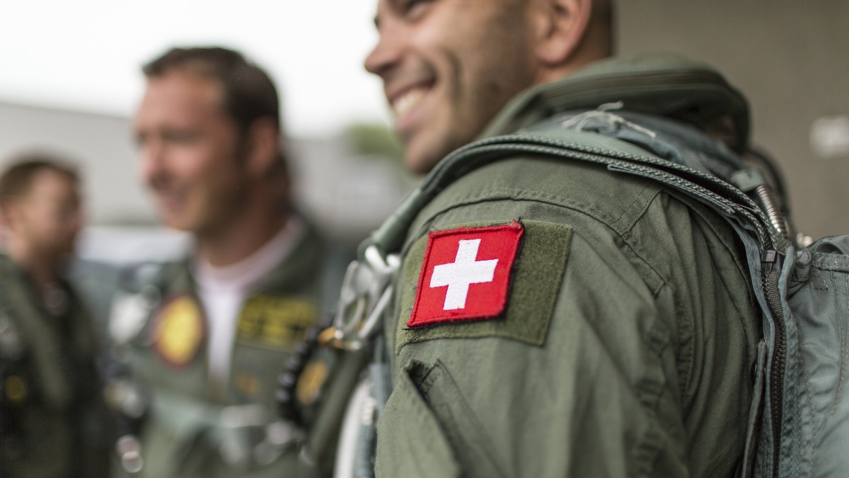 ZUR AUSSAGE VON VERTEIDIGUNGSMINISTER MAURER: DIE SCHWEIZ BRAUCHE 100 ZUSAETZLICHE STELLEN, STELLEN WIR IHNEN FOLGENDES BILDMATERIAL ZUR VERFUEGUNG --- Die Schweizer Luftwaffe soll künftig auch ausser ...
