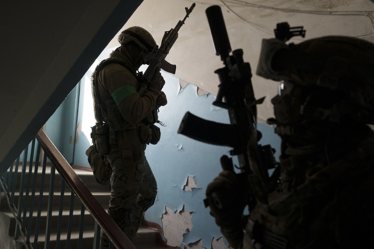 Security Service of Ukraine (SBU) servicemen enter a building during an operation to arrest suspected Russian collaborators in Kharkiv, Ukraine, Thursday, April 14, 2022. (AP Photo/Felipe Dana)
