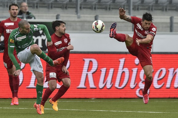 Thuns Gianluca Frontino, rechts, und Dennis Hediger, Mitte, im Duell mit St. Gallens Nisso Kapiloto, im Fussball Meisterschaftsspiel der Super League zwischen dem FC Thun und dem FC St. Gallen, am Kar ...