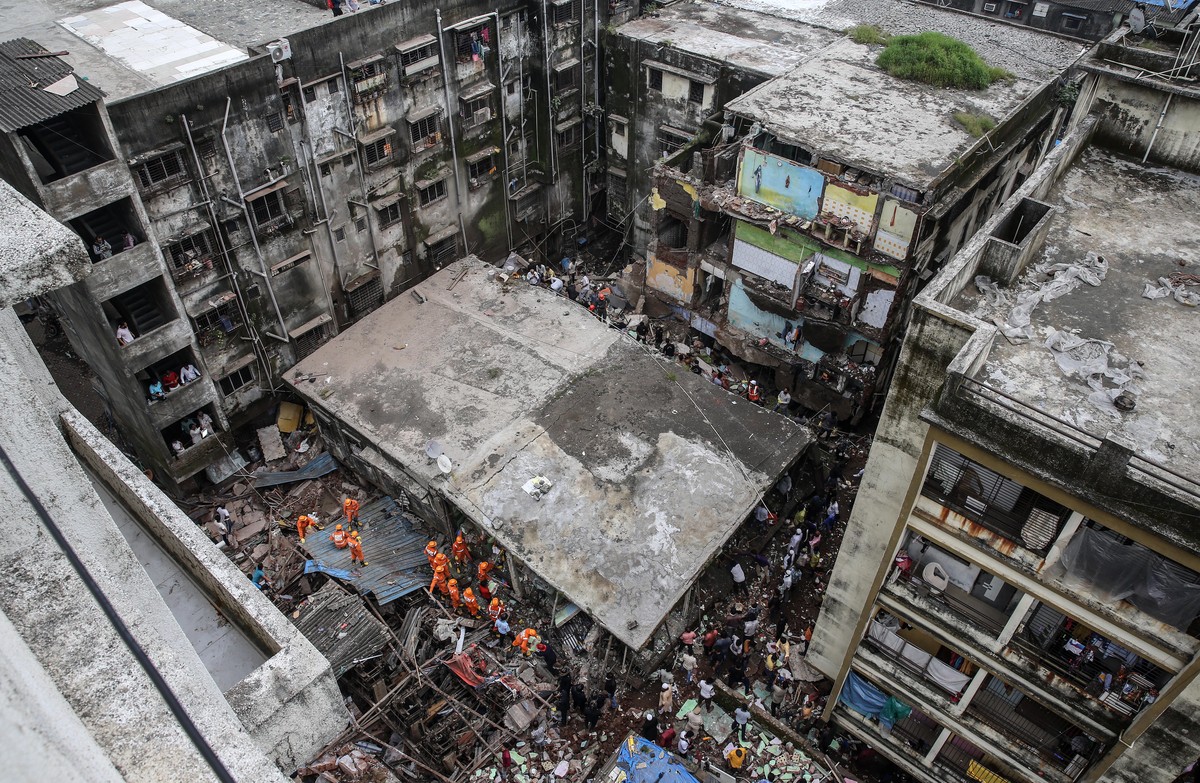 epaselect epa08685603 Aftermath of a residential building's collapse in Bhiwandi, outskirts of Mumbai, India, 21 September 2020. According to reports, at least 10 people died and several are fear ...