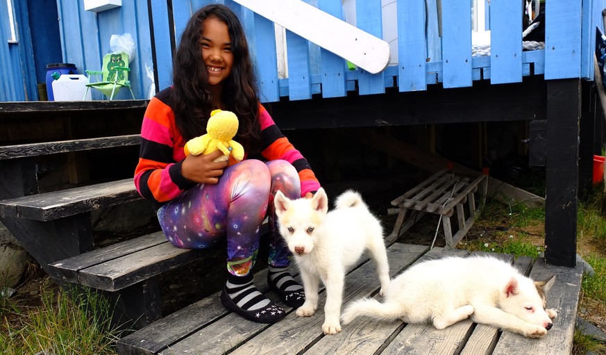 Junge Grönländerin mit Bewachung.