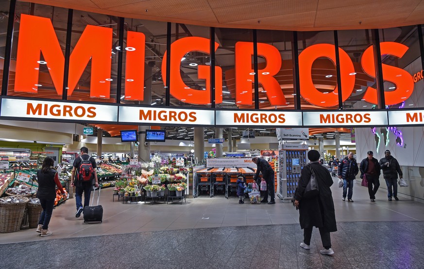 ARCHIVBILD ZUM UMSATZ DER MIGROS IM GESCHAEFTSJAHR 2021, AM DIENSTAG, 18. JANUAR 2022 - Das Migros Logo beim Ladeneingang, fotografiert am Samstag, 17. Februar 2018, am Flughafen Zuerich. (KEYSTONE/Me ...