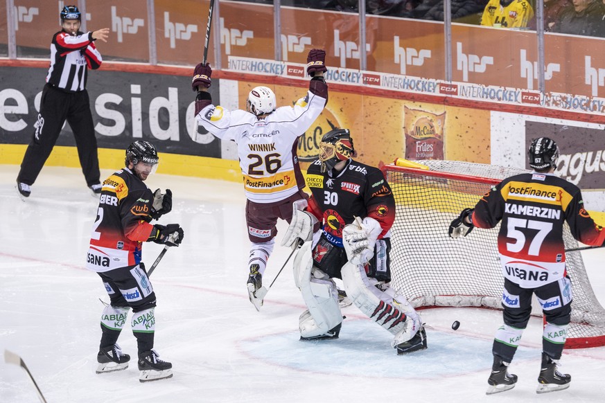 Servettes Daniel Winnik, Mitte, jubelt nach dem Ausgleich zum 2:2 neben den geschlagenen Bernern, von links, Beat Gerber, Goalie Leonardo Genoni und Jeremie Kamerzin, im dritten Eishockey Playoff-Vier ...