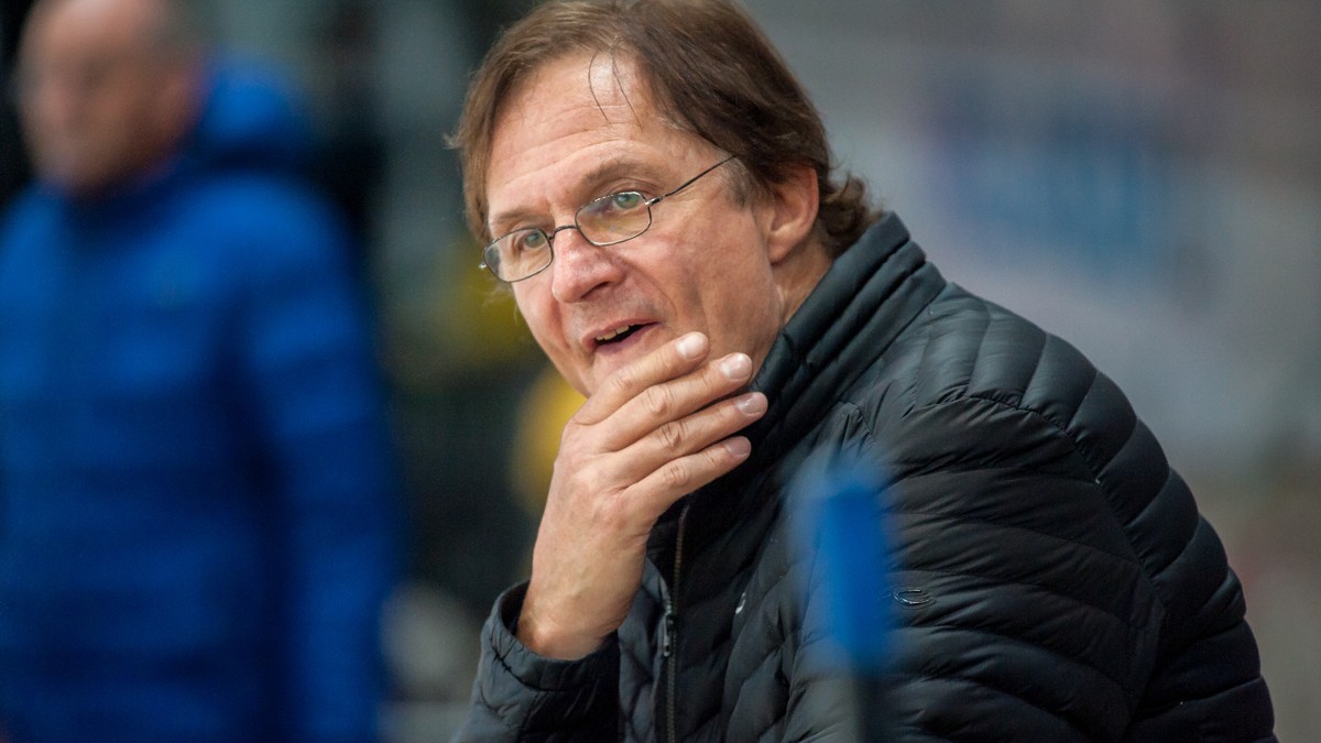Davos's Coach Arno Del Curto, during a National League A regular season game of the Swiss Championship between Lausanne HC, LHC, and HC Davos, at the Malley stadium in Lausanne, Switzerland, Satu ...