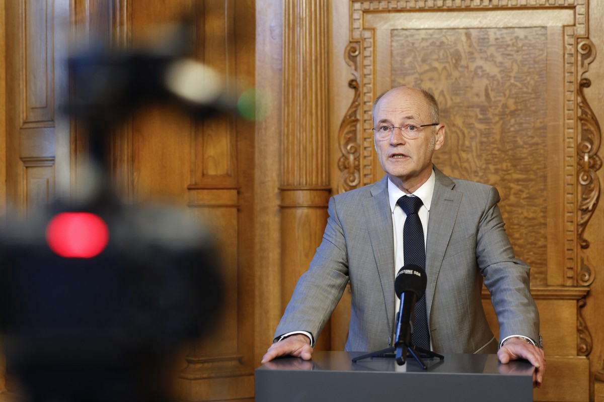 Bundesanwalt Stefan Blaettler spricht waehrend einem Point de Presse nach der Erneuerungswahl der Bundesanwaltschaft durch die vereinigte Bundesversammlung in der Sommersession der Eidgenoessischen Ra ...