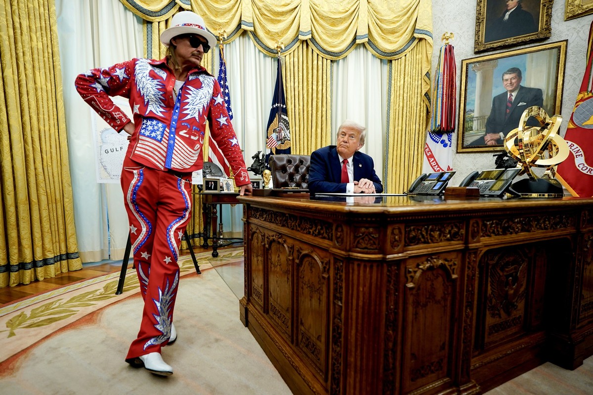epa12002047 US Singer Kid Rock (L), speaks to US President Donald Trump during an executive order signing in the Oval Office at the White House in Washington, DC, USA, 31 March 2025. The order directs ...