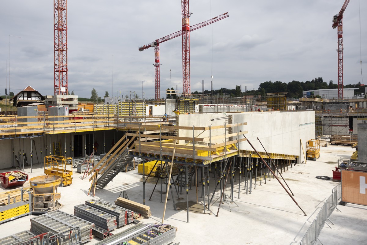 Die Baustelle des neuen Polizeizentrums, am Freitag, 4. Juli 2025, in Niederwangen. Am heutigen Tag findet die Grundsteinlegung statt. (KEYSTONE/Peter Klaunzer)