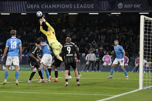 epa12503248 Eintracht Frankfurt&#039;s goalkeeper Michael Zetterer in action during the UEFA Champions League group phase match between SSC Napoli and Eintracht Frankfurt in Naples, Italy, 04 November ...