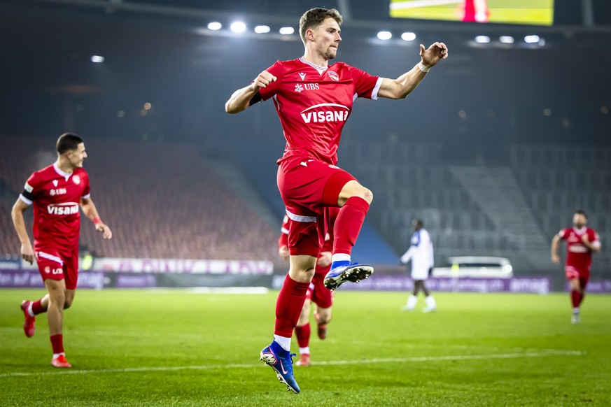 Fabio Fehr (FCT) (Mitte) jubelt mit Elmin Rastoder (FCT) (links) nach seinem Tor zum 1:3 im Fussball Meisterschaftsspiel der Swiss Super League zwischen dem Grasshoppers Club Zuerich GCZ und dem FC Th ...