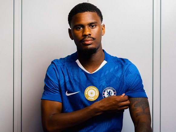 &lt;p&gt;Das niederländische Abwehrtalent Jorrel Hato wechselt zum FC Chelsea. Ajax Amsterdam kassiert für den 19-Jährigen gut 44 Millionen Euro.&lt;/p&gt;