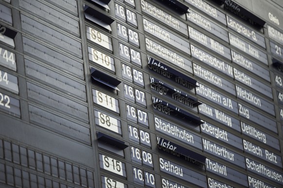 ALS VORSCHAU ZUM ERSATZ DES SBB-GENERALANZEIGERS DURCH EINE LED-ANZEIGE IM ZUERCHER HAUPTBAHNHOF, WELCHER HEUTE NACHT ERFOLGT, STELLEN WIR IHNEN AM MONTAG, 19. OKTOBER 2015, FOLGENDES ARCHIVBILD ZUR V ...