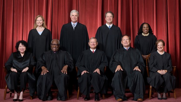 Neun US-Supreme Court Judges 
hintere Reihe (links nach rechts) : Associate Justices Sonia Sotomayor, Clarence Thomas, Chief Justice John G. Roberts, Jr., Associate Justices Samuel A. Alito, Jr. and E ...