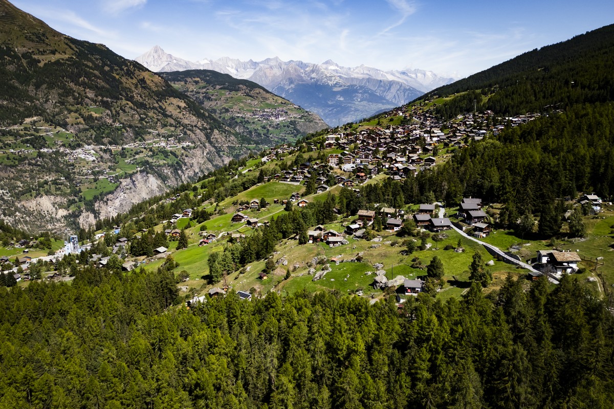 Une vue aerienne du village de Graechen lors d'une visite de presse concernant l'etude des risques naturels en montagne le jeudi 3 septembre 2026 a Graechen dans le Haut-Valais. L'UNIGE ...
