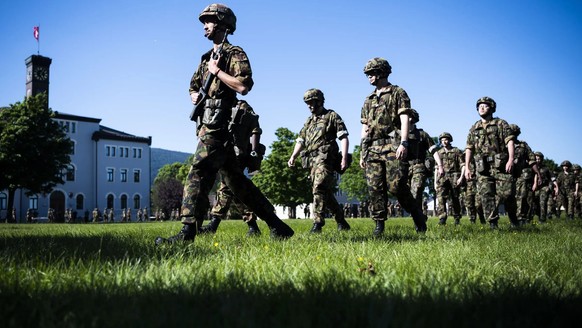Soldaten des Spitalbataillons 2 der Schweizer Armee nehmen an einer Zeremonie teil.