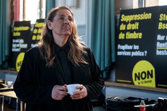 Nationalraetin Jacqueline Badran, SP-ZH, vom Nein Komitee zur Abschaffung der Stempelsteuer, verfolgt die Resultate, am Sonntag, 13. Februar 2022, in Bern. (KEYSTONE/Peter Schneider)