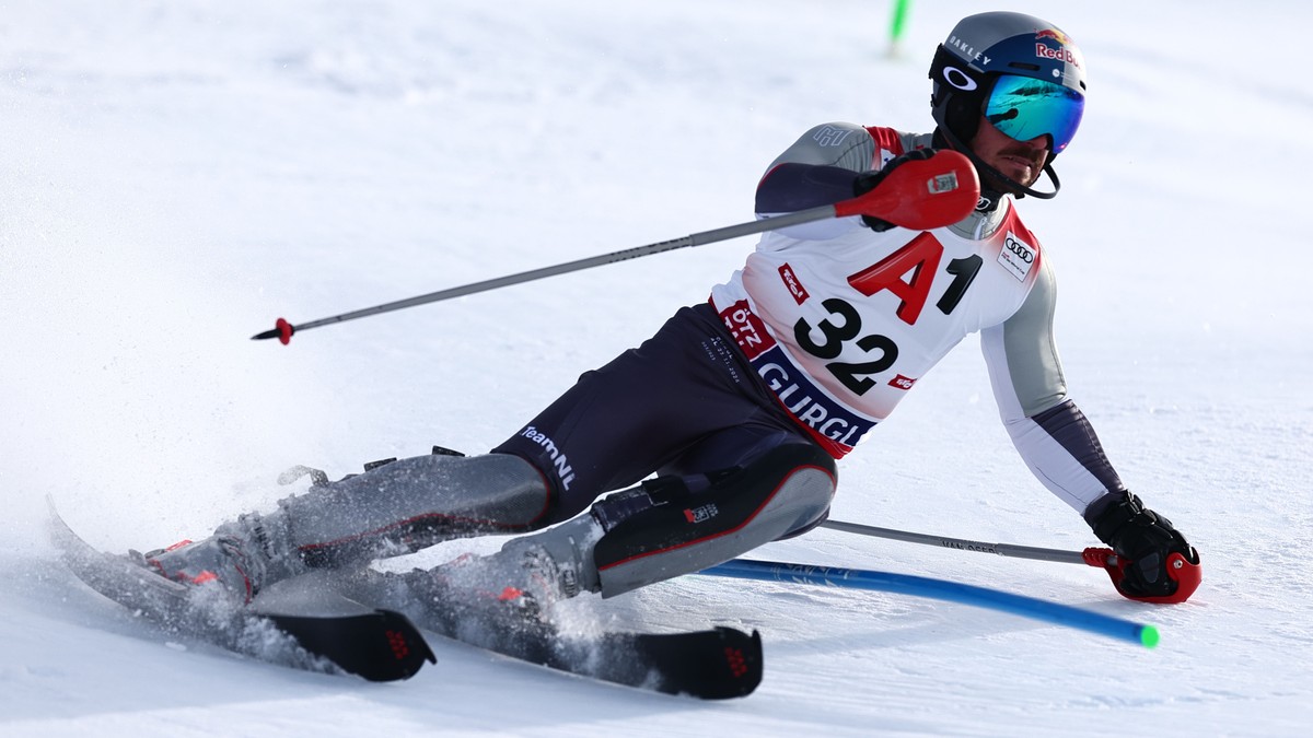 epa11737947 Marcel Hirscher of Netherlands in action during the first run of the Men's Slalom race of the FIS Alpine Skiing World Cup in Gurgl, Austria, 24 November 2024. EPA/ANNA SZILAGYI