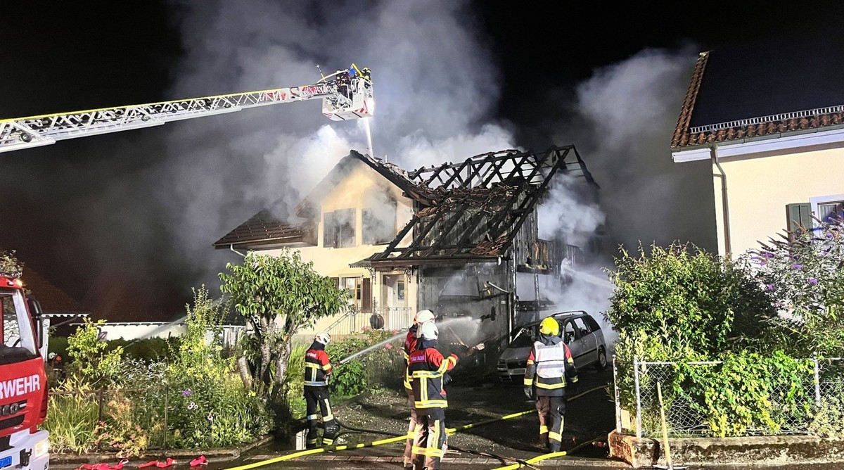 Une première maison d'Uezwil (AG) a été incendiée le 25 juillet 2025 et a été entièrement détruite par les flammes.