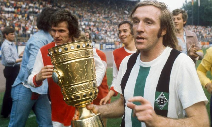 Günter Netzer mit dem DFB-Pokal (links: Jupp Heynckes).