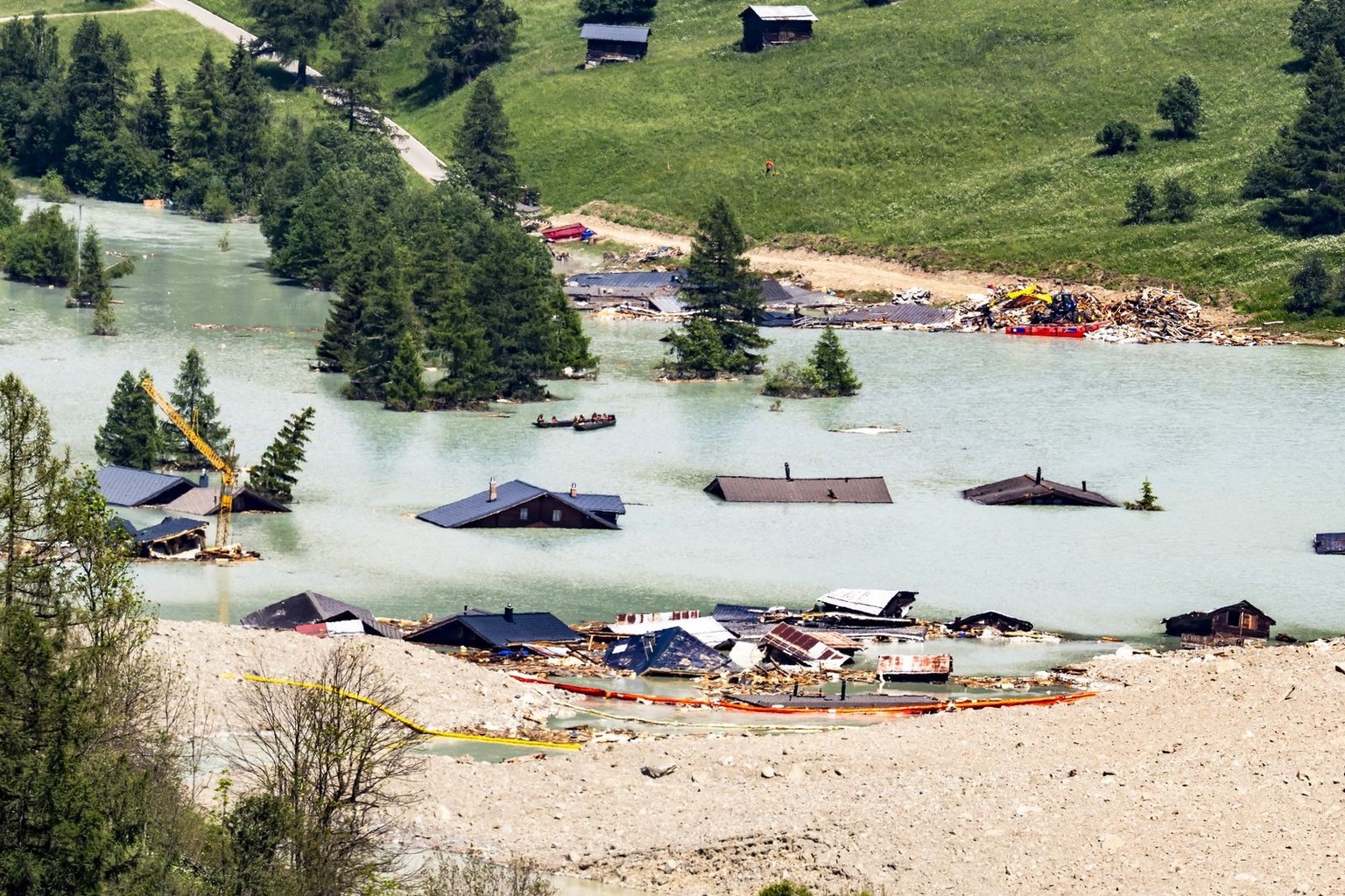 Deux barques de l'Armee suisse naviguent sur le grand lac qui c'est forme a l'endroit du village de Blatten le vendredi 20 juin 2025 a Blatten dans le Loetschental. Le village de Blatte ...