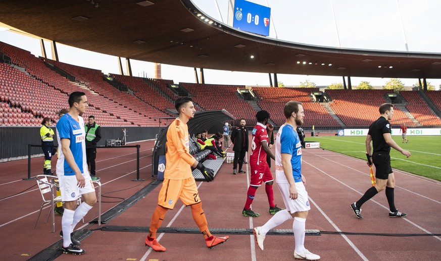 Die Spieler laufen ins leere Stadion im Fussball Meisterschaftsspiel der Super League zwischen dem Grasshoppers Club und dem FC Sion, im Letzigrund, am Mittwoch, 22. Mai 2019 in Zuerich. (KEYSTONE/Enn ...