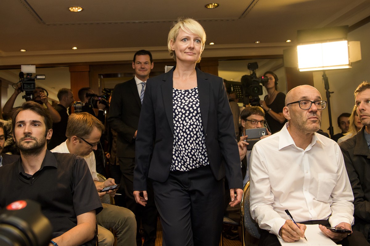 La conseillere nationale vaudoise, Isabelle Moret, droite, et le conseiller d'Etat genevois, Pierre Maudet, gauche, arrivent apres une reunion du groupe parlementaire liberal-radical (FDP-Liberal ...