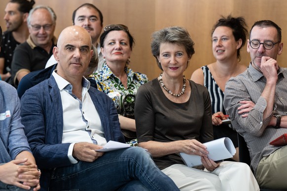 Bundesraetin Simonetta Sommaruga, rechts, und Bundesrat Alain Berset sitzen an der Sommertagung der SP Schweiz, am Samstag, 2. Juli 2022 in Biel. (KEYSTONE/Peter Schneider)