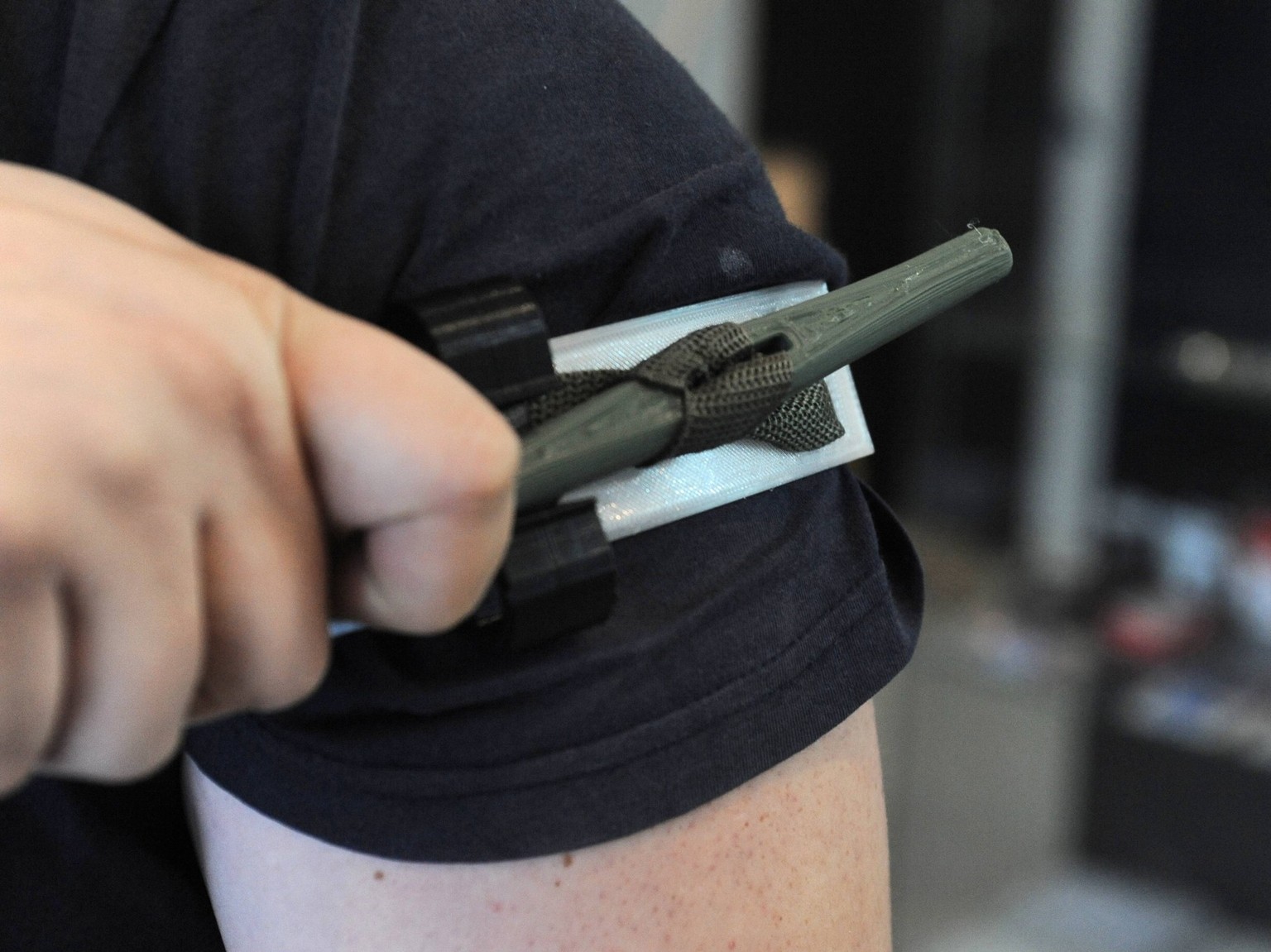 Russia Ukraine Military Operation Aid 8351411 05.01.2023 Mikhail Illiev, a businessman from the town of Michurinsk, demonstrates a hemostatic tourniquet with details printed on a 3D printer, in Michur ...